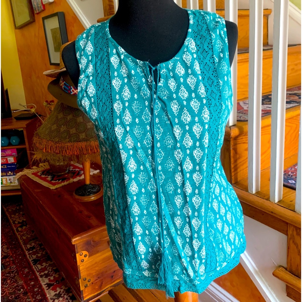 Madison Top Sleeveless, Teal & White, Lace in Front, Sz. M, EUC